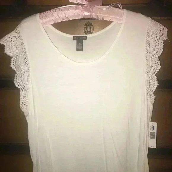 new directions Tops - NEW DIRECTION WHITE TOP NWT SZ PXL